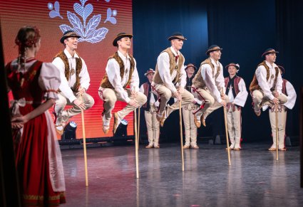 Tancerze w kostiumach jurgowskich podczas występu na scenie