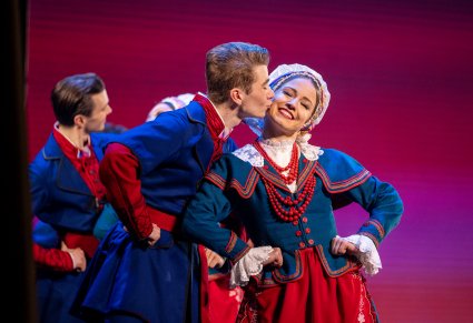 Zbliżenie na parę Artystów w kostiumach kujawskich w trakcie wykonywania choreografii tanecznej