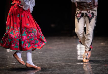 Zbliżenie na detale kostiumu podhalańskiego, męskiego i damskiego