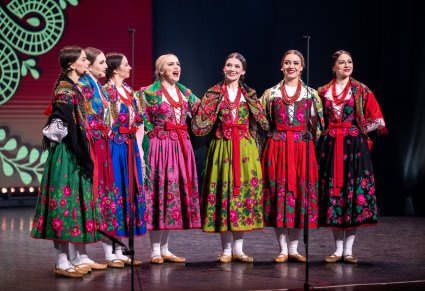 Artystki w kostiumach podhalańskich podczas śpiewu