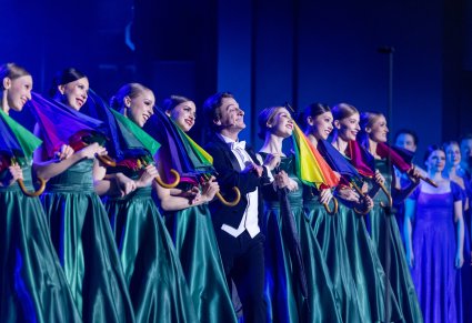 Artystki Tancerki wraz z Solistą Chóru w trakcie wykonywania wspólnego utworu Medley