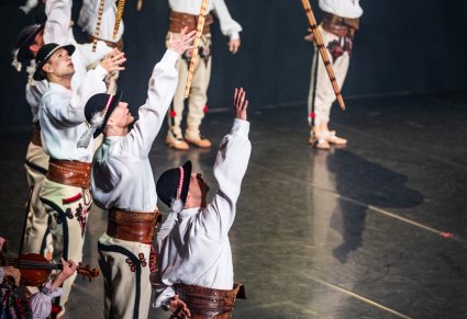 Na scenie Artyści w kostiumach podhalańskich podczas wykonywania choreografii tanecznej