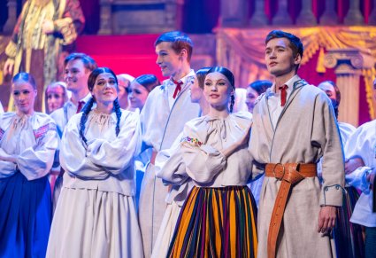 Na scenie Artyści spektaklu podczas zbiorowej sceny