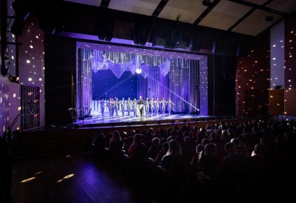 Widok na całą scenę i część publiczności. Na scenie Artystki w rolach gwiazd i postać Księżyca