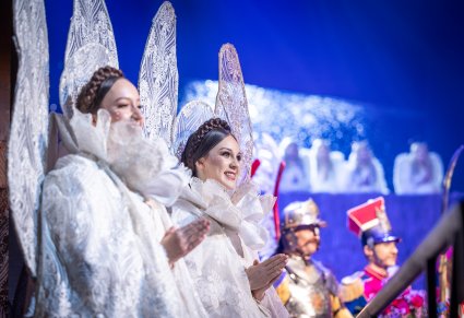 Zbliżenie na uśmiechnięte dwa Anioły ludowe