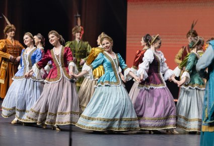 Grupa Artystów Baletu w kontuszach podczas wykonywania choreografii tanecznej na scenie