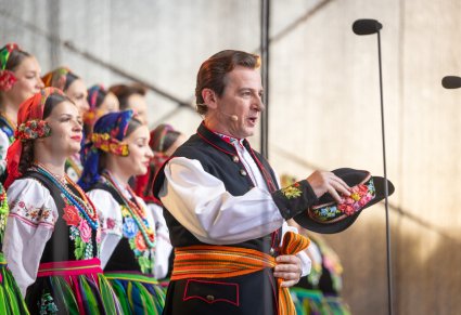 Zbliżenie na Solistę w kostiumie łowickich podczas wykonywania utworu "Furman"