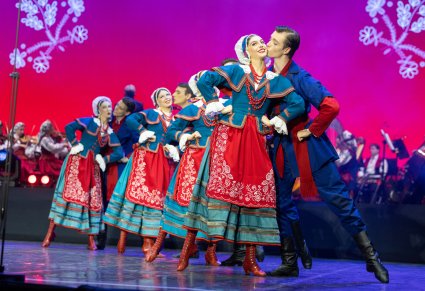 Pary Artystów w kostiumach kujawskich podczas wykonywania choreografii tanecznej