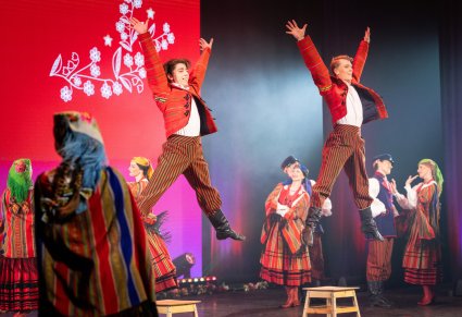 Na scenie Artyści w kostiumach sieradzkich w trakcie wykonywania choreografii tanecznej