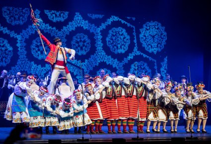 Artyści baletu JOC w układzie na scenie