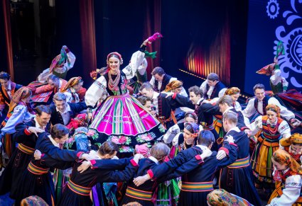 Artyści Zespołu Mazowsze w finałowym układzie na scenie