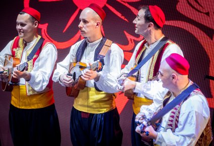 Zbliżenie na Artystów zespołu Dubrownik podczas grania na tradycyjnych instrumentach