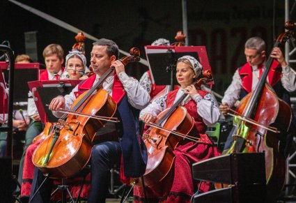 Część muzyków orkiestry w kostiumach wilanowskich, grajacych na instrumentach smyczkowych