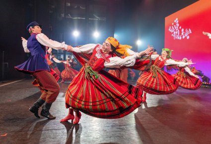 Na scenie pary Artystów w kostiumach sieradzkich w trakcie wykonywania choreografii tanecznej