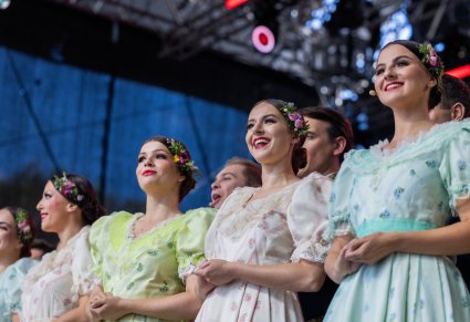Zbliżenie na Artystki Chóru w kostiumach stylowych z końca XIX wieku