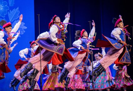 Zbliżenie na Artystów Baletu w kostiumach krakowskich w trakcie wykonywania imponującej choreografii tanecznej