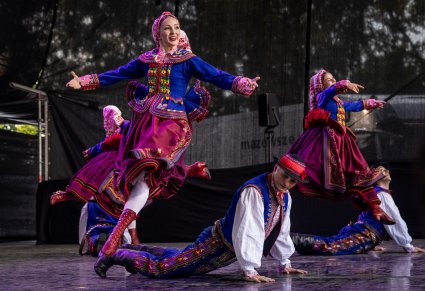 Trzy pary Artystów Baletu w kostiumach podegrodzkich podczas wykonywania choreografii tanecznej