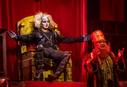 Postać Szatana, siedzącego na tronie a niżej postać Heroda