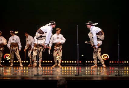 Na scenie Artyści w kostiumach podhalańskich podczas wykonywania choreografii tanecznej