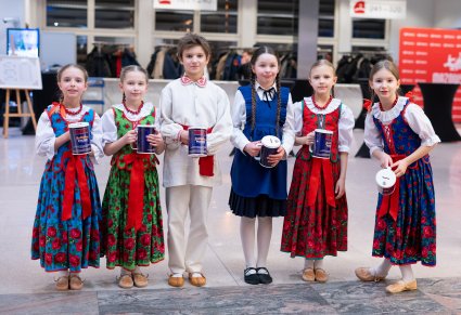 Grupa dzieci w kostiumach z widowiska "Betlejem Polskie" zbierająca datki do puszek