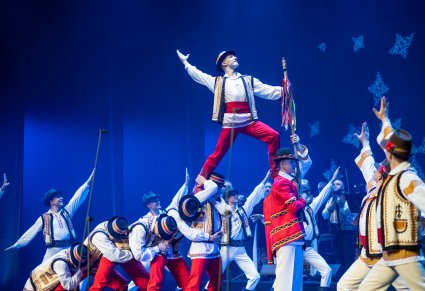 Tancerze baletu JOC w figurze tanecznej na scenie