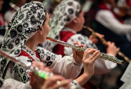 Zbliżenie na Artystki Orkiestry w kostiumach wilanowskich w trakcie gry na instrumentach