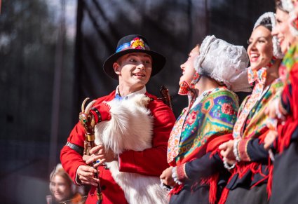 Czwórka Artystów z chóru na scenie w kostiumach lubuskich