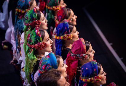 Zbliżenie na artystki w kostiumach łowickich podczas występu na scenie