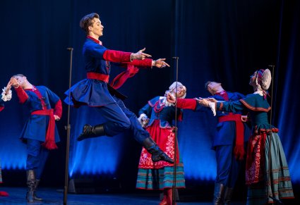 Pary Artystów w kostiumach kujawskich w trakcie wykonywania choreografii tanecznej