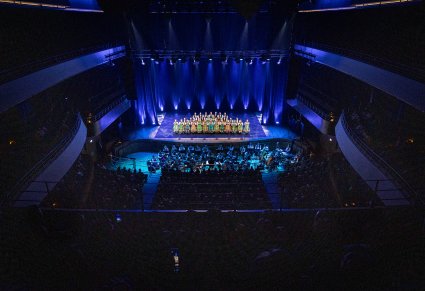 Sala koncertowa podczas występu chóru z orkiestrą