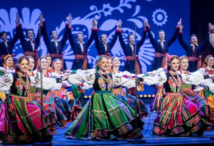 Artyści Zespołu "Mazowsze" w finałowym układzie na scenie