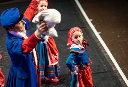 Zbliżenie na Jędrka-Mędrka i Przedszkolaki w kostiumach kujawskich