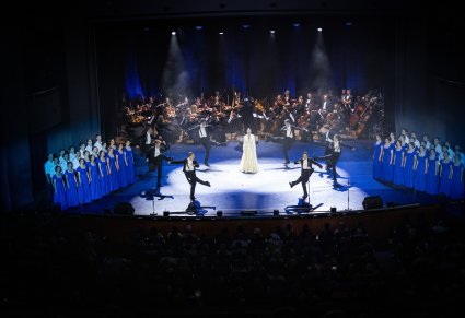 Na scenie Artyści Tancerze, Artyści Chóru i Orkiestra we współczesnych kostiumach