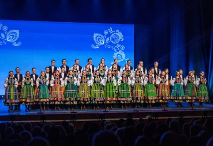 Na scenie Artyści chóru w kostiumach łowickich