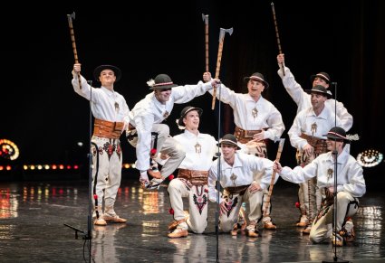 Na scenie Artyści w kostiumach podhalańskich, w ręku trzymają ciupagę