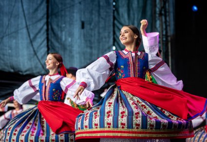 Kręcące się na scenie Artystki w kostiumach spiskich