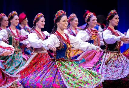 Zbliżenie na Artystki Baletu w kostiumach krakowskich w trakcie wykonywania choreografii tanecznej