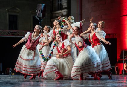 Artystki w kostiumach Rondo na scenie podczas wykonywania choreografii tanecznej
