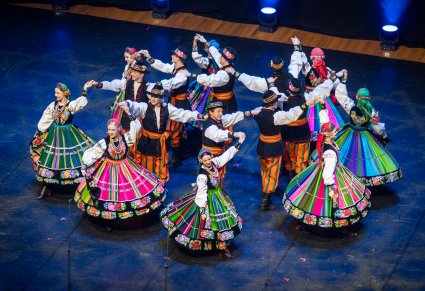 Artyści w kostiumach łowickich podczas występu