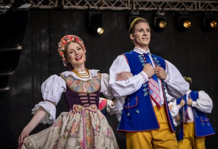 Para Artystów w kostiumie rozbarskim w trakcie wykonywania choreografii tanecznej na scenie