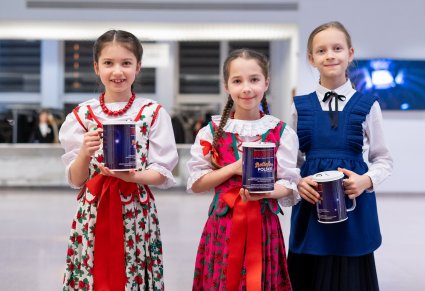 Trójka małych Dziewczynek w kostiumach z widowiska "Betlejem Polskie" zbierająca datki do puszek
