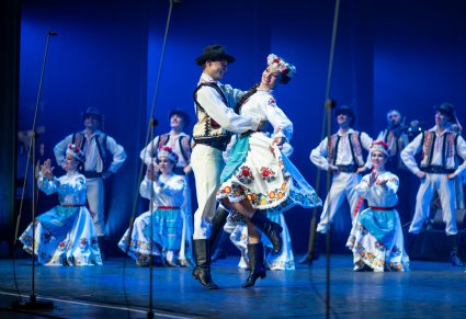 Zbliżenie na parę taneczną baletu JOC w tradycyjnych kostiumach