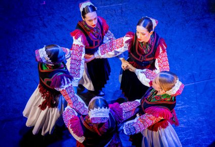 Zbliżenie na Artystystki zespołu Dubrownik podczas wykonywania choreografii tanecznej na scenie