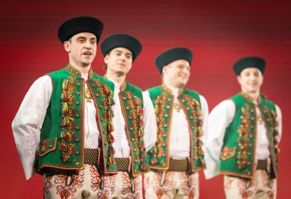 Zbliżenie na Artystów w kostiumach spiskich