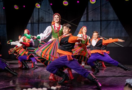 Pary Artystów na scenie w kostiumach sannickich wykonujące choreografię taneczną