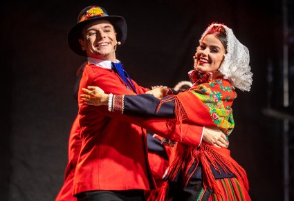 Para Artystów na scenie w kostiumach lubuskich