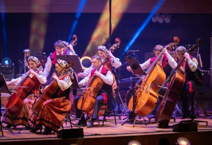 Na scenie Muzycy z Orkiestry smyczkowej podczas grania na instrumentach