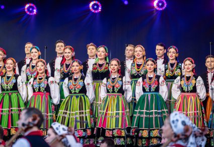 Zbliżenie na artystów chóru w kostiumach łowickich