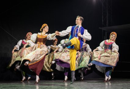 Zbliżenie na grupę tancerzy w kostiumach opolskich
