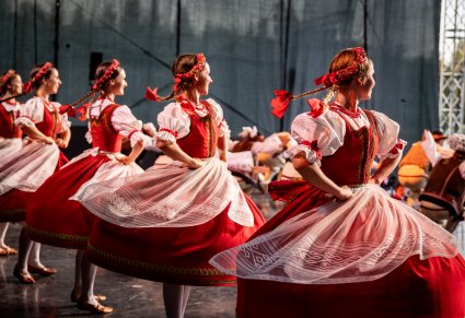 Kręcące się Artystki na scenie w kostiumach jurgowskich